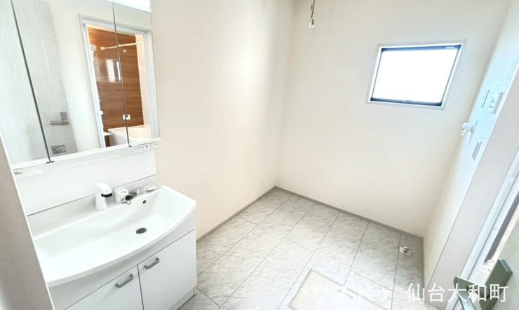 窓のある明るい洗面室で、朝の身支度も気持ちよく行えます♪