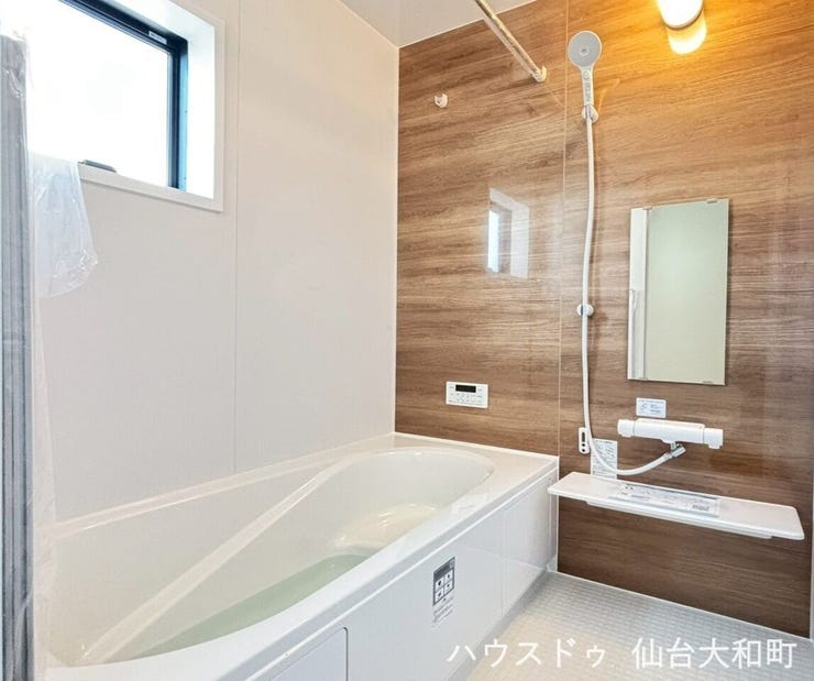 木目調パネルを採用した、温もりを感じる浴室+*