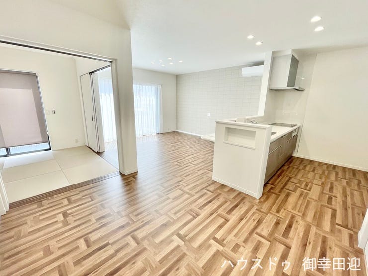 ■安らぎと笑顔の中心地■陽光が優しく降り注ぎ、会話が自然と弾む。ここでは、毎日が特別な時間へと変わります。