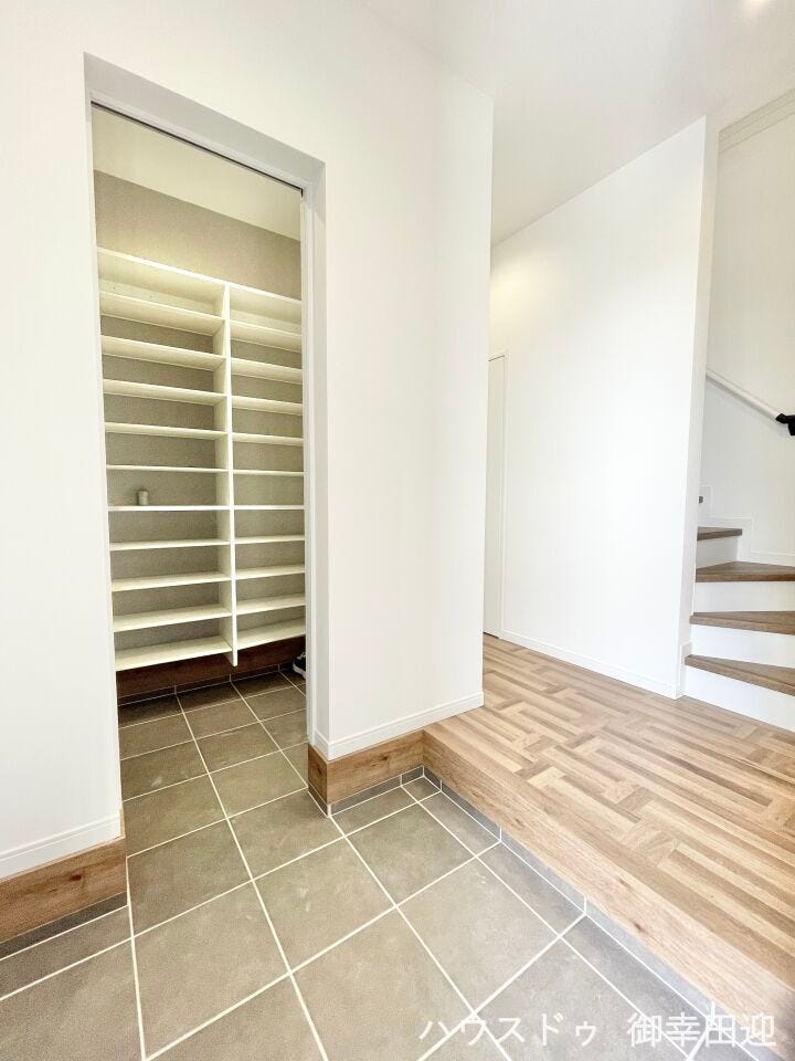 ■「しまう」が叶える美しい玄関■大容量のシューズボックスがあることでいつも整理された、気持ちの良い「家の顔」を保てます。