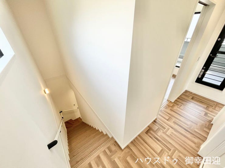 ■暮らしを繋ぐ、明るい動線■採光窓から光が差し込み、足元を優しく照らす。安全で快適な、家族の生活を支える縦の繋がりです。