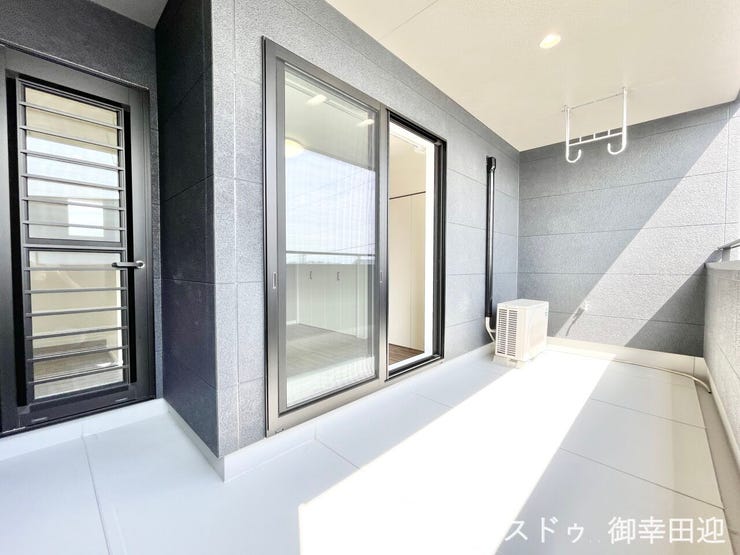 ■空の下の開放的な特等席■日光浴や読書、外の空気を感じながらリフレッシュ。暮らしを豊かにする、もう一つの心地よい空間です。