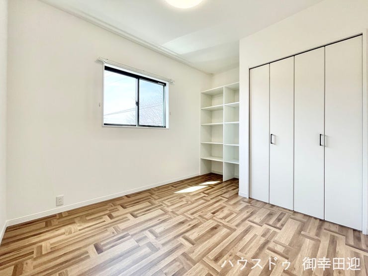 ■2階5.3帖洋室■寝室、書斎、趣味の部屋。家族の成長やライフスタイルに合わせ、様々な使い方ができる快適な空間です。