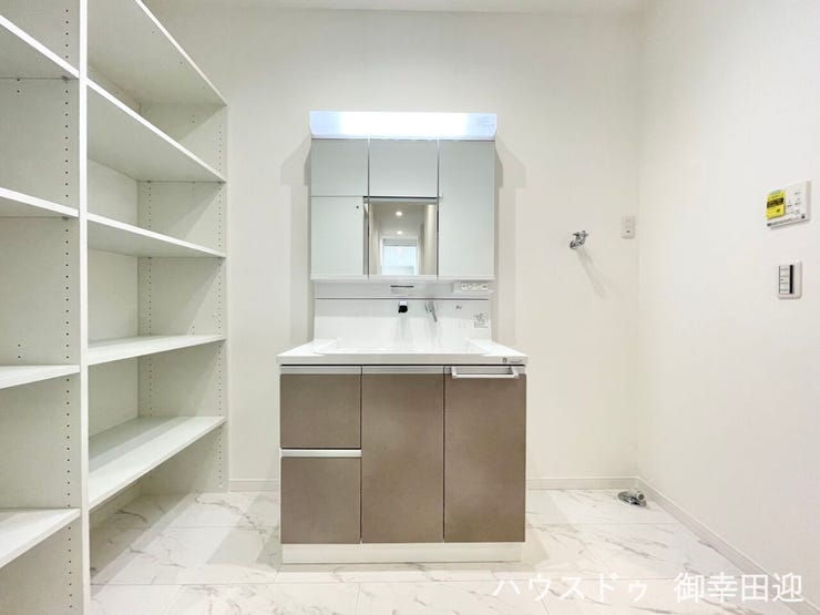 ■清々しいリフレッシュ空間■自分を磨き、気持ちを切り替える。心地よい光が差し込むプライベートスペース。