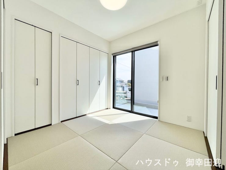 ■1階4.5帖和室■ゲストをもてなし、昼寝や家事にも使える、畳のぬくもりが心地よい多目的万能スペース。