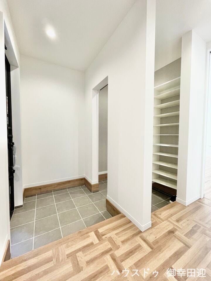 ■「ただいま」の安堵をくれる場所■訪れる人を迎え入れ、帰るたびにホッと一息つける、明るく機能的なエントランス。