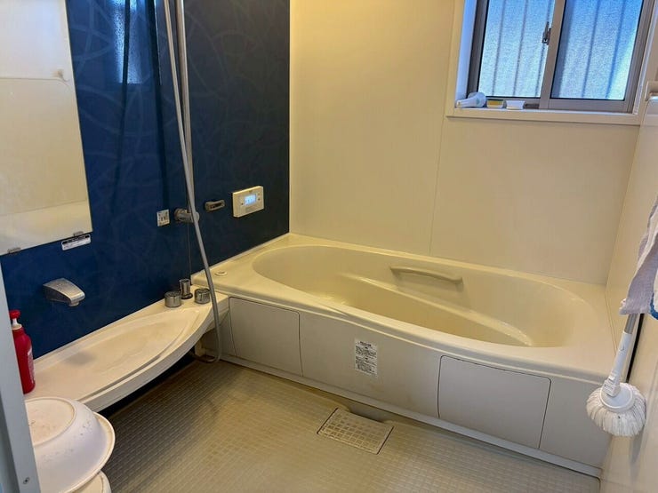 ・シンプルで明るいデザインのお風呂は、清潔感があり気持ちよく使えます。追い焚きや浴室乾燥機も備わっていて、家族みんなに嬉しい設備です♪