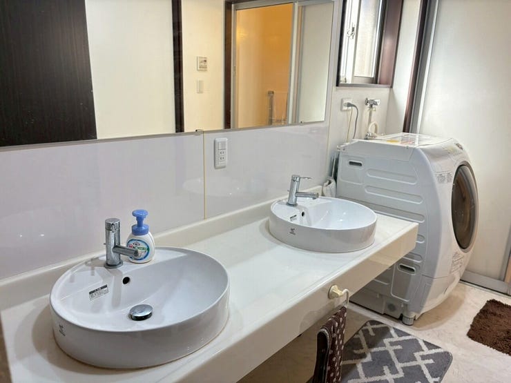 ・毎日の暮らしに欠かせない洗面スペース。大きな鏡もあり、朝の身支度も家族みんながスムーズに行えます。収納も豊富で、タオルや洗面用品をすっきり片づけられるのも嬉しいポイントです♪