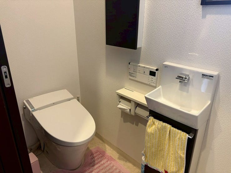 ・シンプルながらも使いやすさにこだわったトイレです。お掃除もしやすい設計で、いつでも清潔に保てます♪