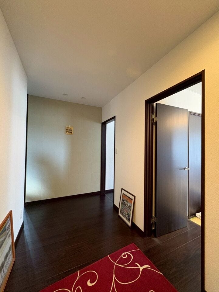 ・広めの玄関スペースはベビーカーや自転車も置きやすく、ファミリーに嬉しい設計です。明るく清潔感もありますのでおすすめです♪