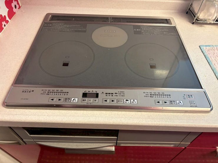 ・IHコンロは掃除も簡単で、いつも清潔に保てます。三口あるので、家族みなさまのお料理も効率よく作れます♪