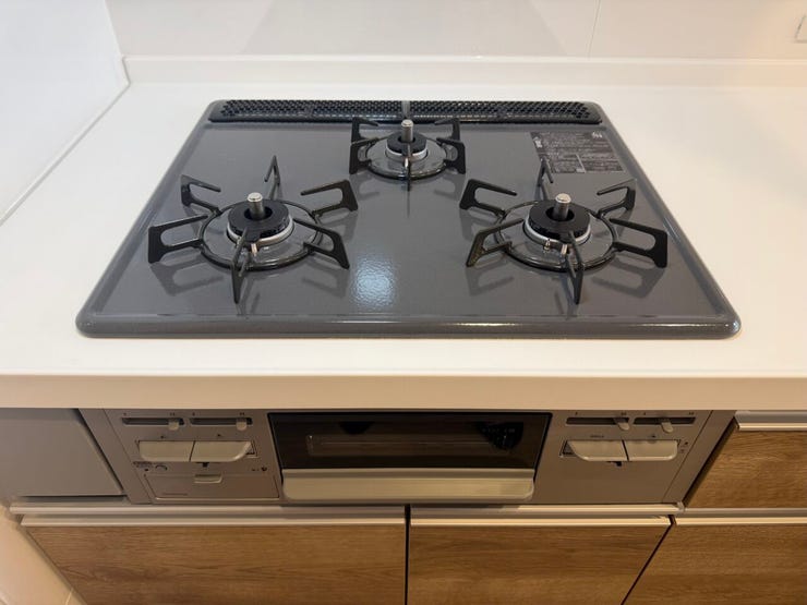 機能性とデザイン性を兼ね備えたキッチン。収納スペースも充実しています。