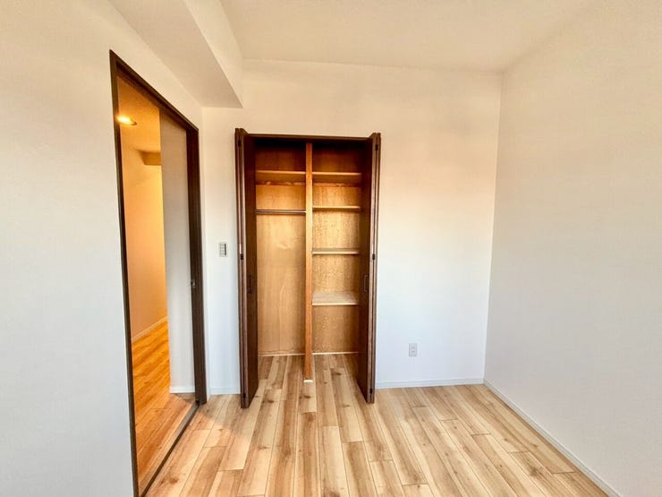 棚付きの収納は、細かなものなども自分好みに分けて収納することが出来ます!