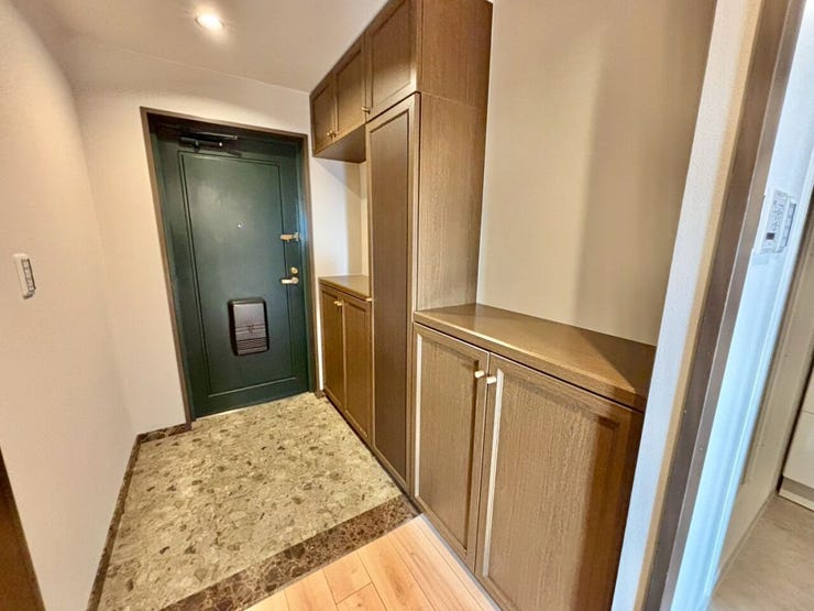 大容量のシューズボックスで靴の種類や季節に応じて多くの靴を収納でき、家族全員分の靴を一箇所にまとめて管理できます♪