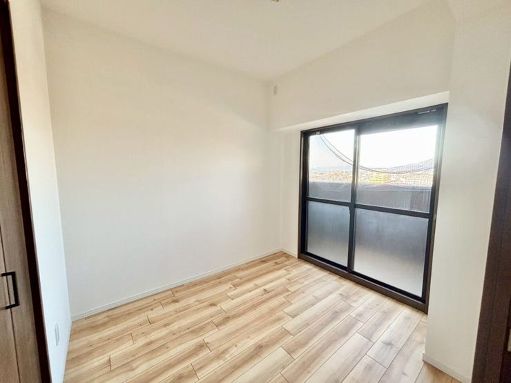 コンパクトなデスクとチェアを置いて、自宅での作業や勉強のための集中スペースとしても活用できます!