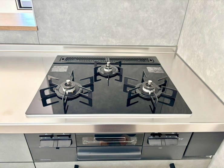 三口コンロは大人数分の料理を手早く準備する際に便利です!大家族の方やパーティーやイベントのときにも活躍します!