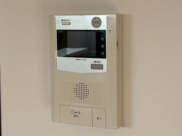 モニター付きインターホンはドアを開ける前にモニターで訪問者の顔を確認できるため、安全性が向上します!