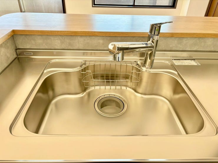 深めのシンクは水撥ねがしづらく、食器類を多く置けるため毎日の洗い物のストレスを軽減します♪