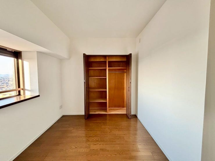 扉付きのクローゼットは中を隠せるため、生活感を抑えた洗練された印象を保ちやすいです!