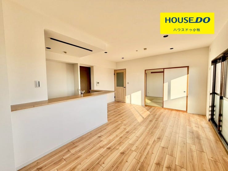 【リビング】
大きな窓から光が差し込む明るいリビング!日中は電気代の節約にもなります!