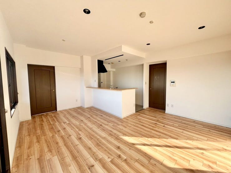 木のぬくもりを感じるフローリングで落ち着く空間に♪