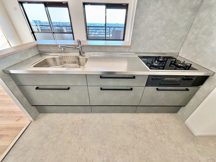 システムキッチンは調理に必要な道具を最小限の動きで取り出せるよう、使い勝手も工夫されており、収納力と収納のしやすさを同時に備えています!