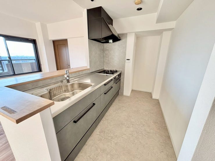 カウンターキッチンはリビングにいる家族の様子を見ながら調理できるため、小さなお子様がいるご家庭にもおすすめです♪