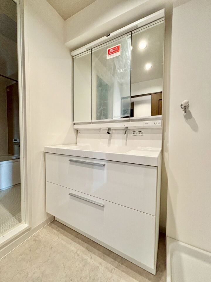三面鏡付き洗面台は鏡の裏に大容量の収納があり、収納物を隠すことが出来ます!
2階洗面