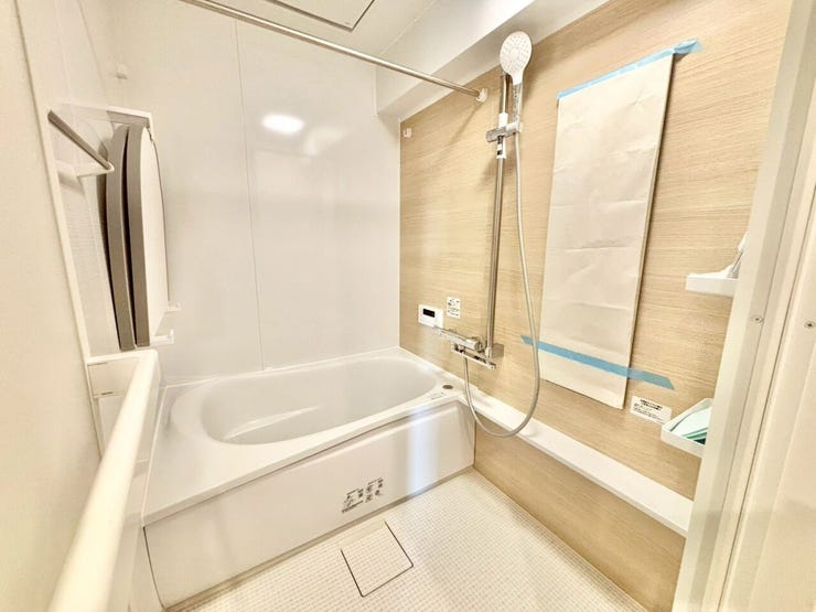 浴室に物干し竿があるため室内で洗濯物を干すことができ、 雨の日や寒い季節など、外に干すことが難しい場合に重宝します!