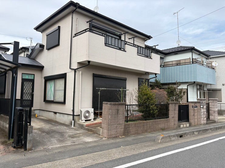 【外観】
【Exterior】四季の光が差し込む、落ち着いた住宅地。
前面道路はゆったりとし、車の出し入れもスムーズ。
庭付きで、季節の植物や家庭菜園も楽しめます。