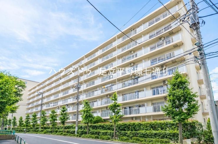 【外観】
総戸数の多い大型マンションで管理体制も良好。敷地周辺は植栽が整い、落ち着いた住環境が魅力。バルコニー付きで通風・採光にも優れた住まいです。