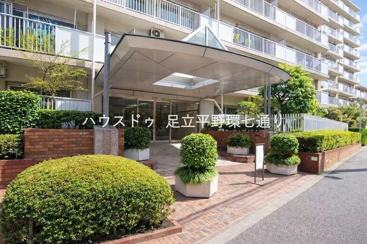 手入れの行き届いた植栽に囲まれたエントランス。屋根付きで雨の日も安心して出入りでき、清潔感と高級感のある共用空間が魅力です。