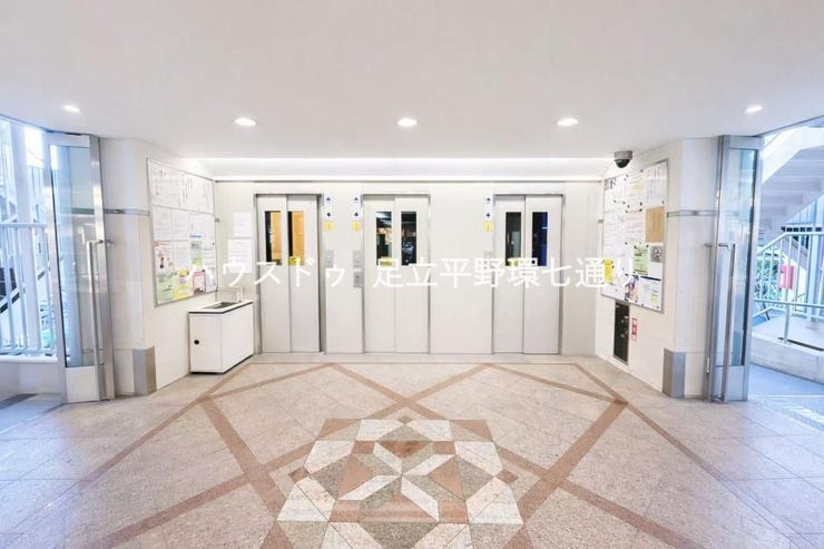 広々としたエレベーターホールを備えた共用部。複数基のエレベーターがあり、朝夕の混雑時もスムーズに移動でき、管理の行き届いた清潔感ある空間です。