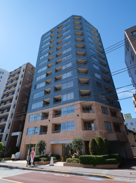 【外観】
都心の利便性と品格を備えた港区高輪3丁目に佇むマンションです。マンションエントランス前にバス停から、『白金台』駅、『目黒』駅方面、『品川』駅方面のバスがあり、電車もバスも利用可能です。