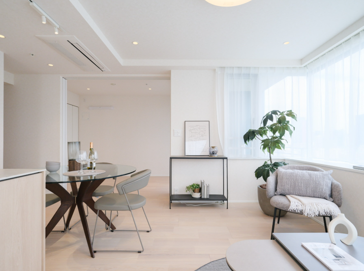 温もりを感じるフローリングやホワイトで統一された壁紙が、やわらかい雰囲気を演出します。素朴さと、どんなインテリアも受け止める柔軟性が魅力です。