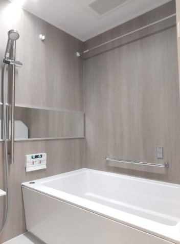 落ち着いた質感が上質な癒しを演出するバスルーム