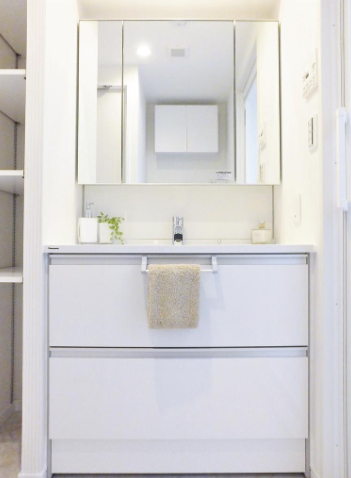 清潔感と機能美を兼ね備えた洗練された洗面スペース