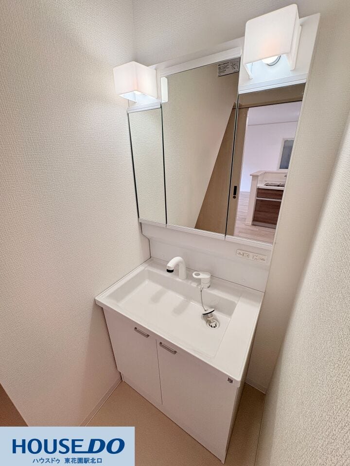 白を基調とした清潔感のある洗面化粧台です!三面鏡は、身支度の際に様々な角度から確認でき便利です♪洗面ボウルは広めで使いやすく、下部には洗剤や日用品を収納できるスペースもしっかりと確保されています!