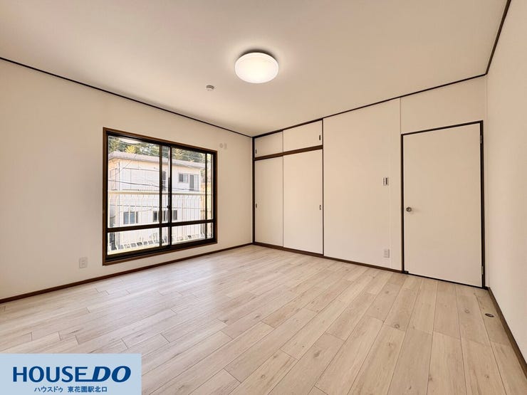 光が差し込む大きな窓と、爽やかなフローリングが印象的な洋室です♪クローゼットや上部収納と限られたスペースを有効に活用できる工夫が随所に施されており、すっきりとしたお部屋を維持できます!