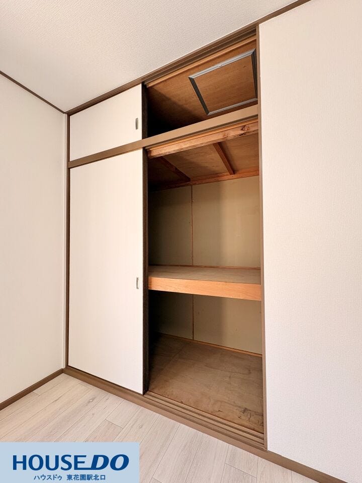 中段で仕切られた大容量の収納スペースは、お布団や季節物の家電、衣装ケースも効率よく収まります♪天袋も備わっているため、普段使わない思い出の品も大切に保管でき、居住スペースを広く有効に活用可能です!