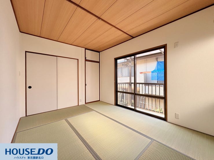 木目調の天井が落ち着きを与える和室は、畳の心地よい感触が魅力です!掃き出し窓からは外の景色を眺めることができ、開放感も備わっています♪座椅子を置いて読書を楽しんだり、お昼寝をしたりと贅沢に寛げます!