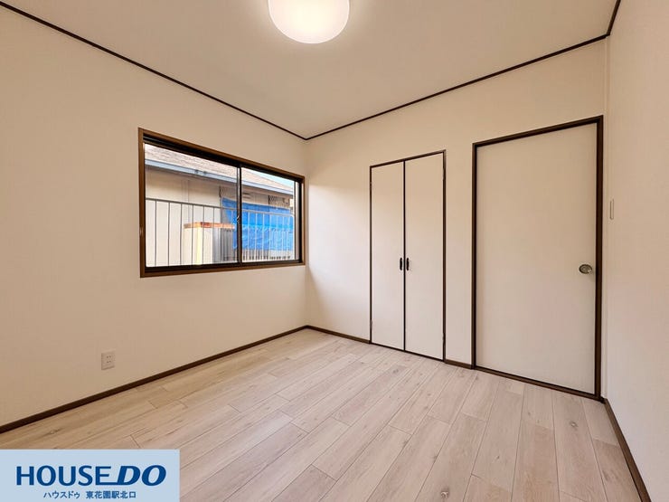 窓の外に広がる木々の緑が、日々の暮らしに安らぎを添えてくれるお部屋です!クローゼットの扉は圧迫感のないデザインを採用しており、家具の配置もスムーズに行えます♪静かな環境で、自分時間を大切に過ごせます!