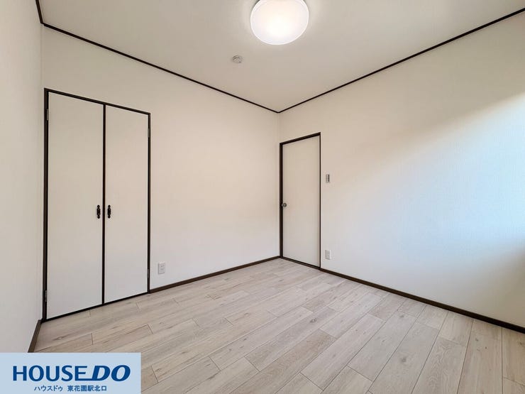 淡い色調のフローリングと白壁が明るい空間を演出♪大型の収納クローゼットを備えており、衣類や日用品をすっきりと片付けられます!二面採光の角部屋で、日中は照明なしでも心地よく過ごせる設計です♪