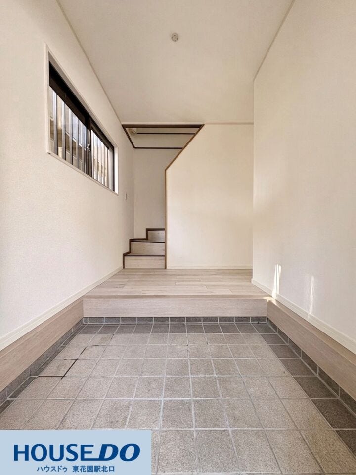 質感の良いタイルが敷かれた玄関は、ベビーカーや趣味の道具も置きやすいゆとりの広さ!階段下を有効活用した構造で、視覚的な奥行きを感じさせます♪手すり付きの階段は、毎日の昇り降りもスムーズで安心です!