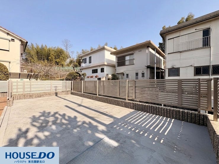 コンクリート敷きの平坦なスペースは、青空の下で読書など、リフレッシュタイムを過ごせます♪周囲は落ち着いた住宅街で、日当たりも良好!フェンスで境界が明確に仕切られており、安全面でも落ち着きを感じます♪