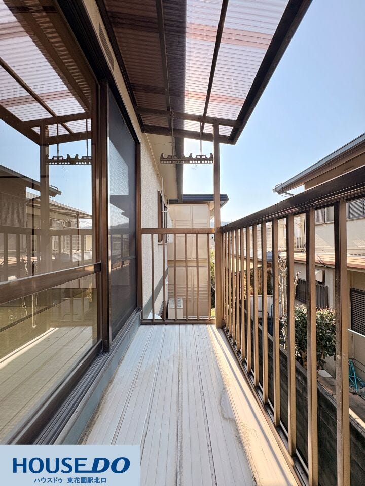 物干し金物と屋根が設置されており、急な雨でも洗濯物が濡れにくい実用的な仕様です!床面は掃除がしやすい素材を採用♪隣地との距離も確保されているため、外からの視線を気にせず家事やリフレッシュができます♪