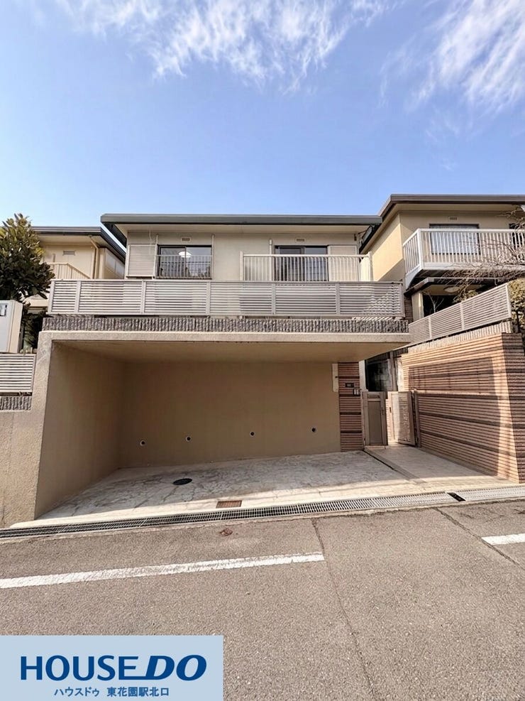 青空に映える明るいベージュの外壁♪道路との段差が少ないフラットな設計で、車1台をスムーズに駐車できる広々としたスペースを確保しています!上部の大きなバルコニーは、洗濯物を干す際も重宝します♪