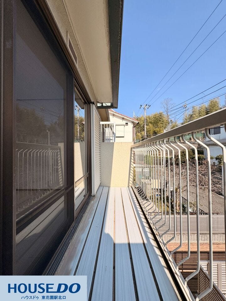 視界を遮る高い建物が少なく、青空と周囲の緑を身近に感じられるバルコニー♪風通しが良いため、洗濯物もカラッと乾きます!手すりも頑丈な造りで、安全面に配慮しながら開放感のある景色を楽しめる場所です♪