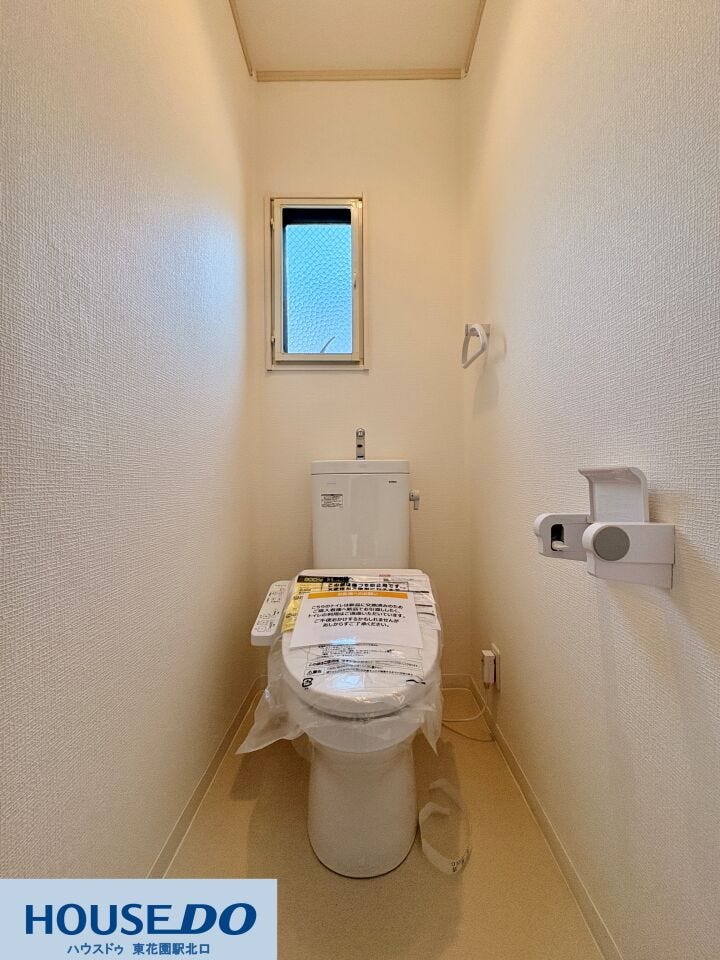 清潔感のある白を基調としたトイレには、手洗い付きのタンクと温水洗浄便座が備わっています♪小窓からは自然光が差し込み、明るい空間です!常に心地よい空気感を保てる機能的な設計となっています♪