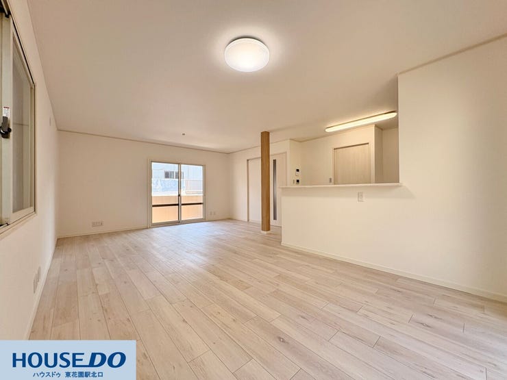 明るい色調のフローリングが、室内をより広く開放的に見せています♪キッチンから部屋全体が見渡せる対面式のため、料理をしながらでも家族の気配を感じやすく、自然と会話が生まれる配置です!